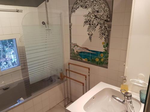 Bathroom, Le relais perche - vue mer et ville in Baumettes Bathroom, Le relais perche - vue mer et ville in Baumettes