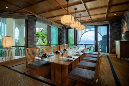 Ravintola, Hotel Perle dOrient Cat Ba-MGallery in Cat Ba Island Ravintola, Hotel Perle dOrient Cat Ba-MGallery in Cat Ba Island