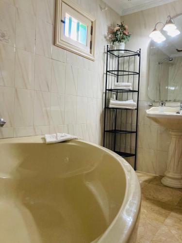 حمام, HOTEL-FINCA Rural José Manuel 28pax (HOTEL-FINCA Rural Jose Manuel 28pax) in San Bartolome حمام, HOTEL-FINCA Rural José Manuel 28pax (HOTEL-FINCA Rural Jose Manuel 28pax) in San Bartolome