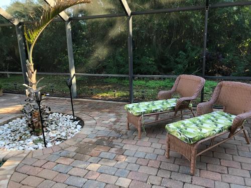 Swimming pool, Tiki Paradise House & pool - 10 min to Beach! in Estero (FL) Swimming pool, Tiki Paradise House & pool - 10 min to Beach! in Estero (FL)