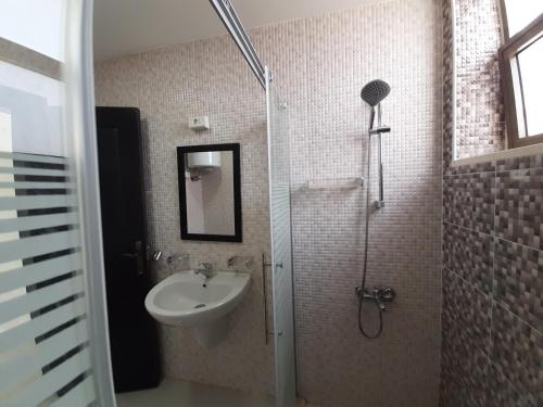 Furnished Apartments Near McDonald's Al-Madina Al-Monawara St - image 3