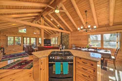 Custom Log Home with Deck - Only 33 Mi to Yosemite! in Madera Custom Log Home with Deck - Only 33 Mi to Yosemite! in Madera