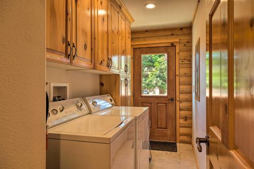 Custom Log Home with Deck - Only 33 Mi to Yosemite! in 馬德拉 Custom Log Home with Deck - Only 33 Mi to Yosemite! in 馬德拉