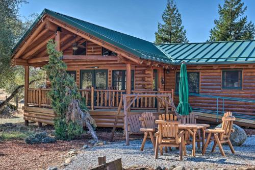 Custom Log Home with Deck - Only 33 Mi to Yosemite! in Madera Custom Log Home with Deck - Only 33 Mi to Yosemite! in Madera