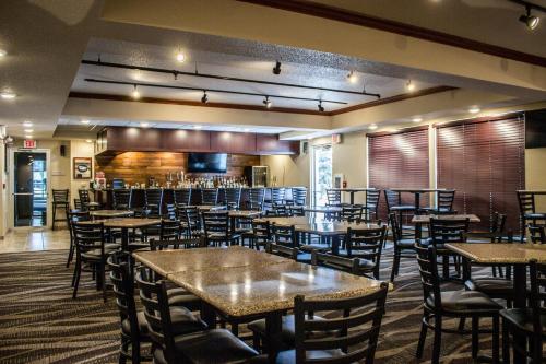 Bar/ Salón, Cobblestone Suites - Oshkosh in Oshkosh Bar/ Salón, Cobblestone Suites - Oshkosh in Oshkosh