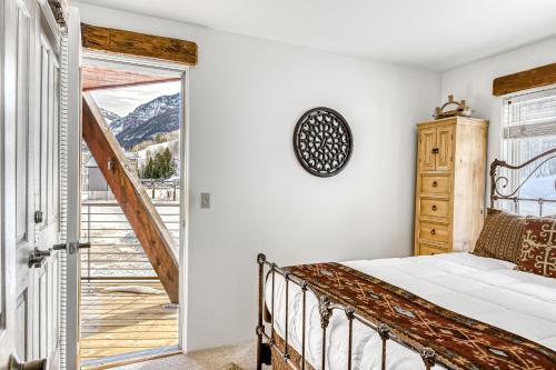 Guestroom, Double Diamond Ski-in/Ski-out Chalet in Telluride (CO) Guestroom, Double Diamond Ski-in/Ski-out Chalet in Telluride (CO)