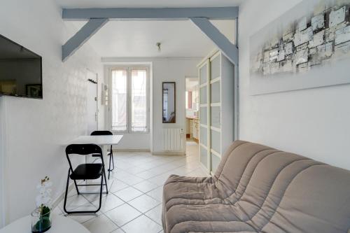 Guestroom, L'Arpajonnais 6 Cosy Hyper Centre Terrasse N20 in Arpajon Guestroom, L'Arpajonnais 6 Cosy Hyper Centre Terrasse N20 in Arpajon