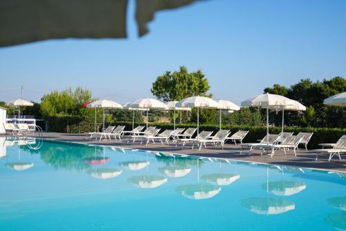 Piscina, Torre Guaceto Greenblu Resort in Carovigno Piscina, Torre Guaceto Greenblu Resort in Carovigno