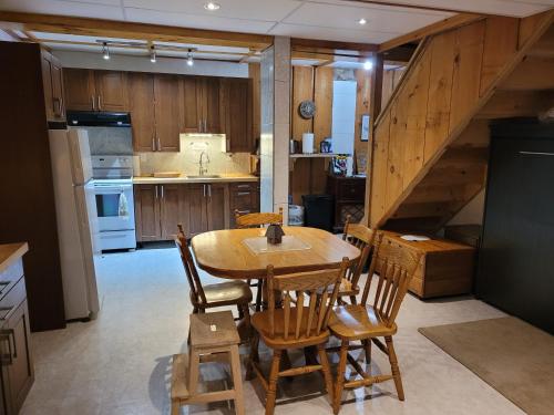 Bowering Lodge in The Blue Mountains (ON) Bowering Lodge in The Blue Mountains (ON)
