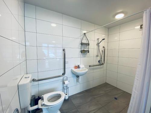 Ванная комната, GALAXY LAKE VIEW STUDIO in Лейк Текапо Ванная комната, GALAXY LAKE VIEW STUDIO in Лейк Текапо