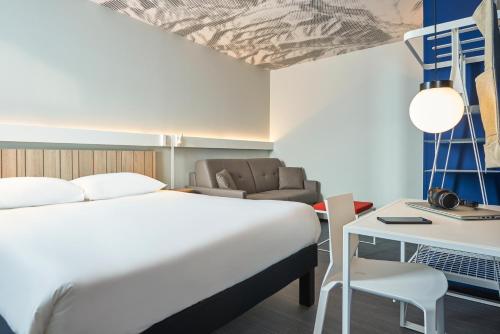 Guestroom, ibis Clamart Paris Velizy in Clamart Guestroom, ibis Clamart Paris Velizy in Clamart