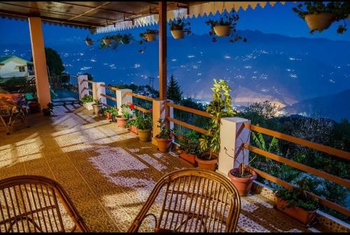 陽台/露台, Tehri Retreat, Sursingdhar-Kanatal & Tehri, by Himalayan Eco Lodges in 昌巴(北阿坎德邦) 陽台/露台, Tehri Retreat, Sursingdhar-Kanatal & Tehri, by Himalayan Eco Lodges in 昌巴(北阿坎德邦)