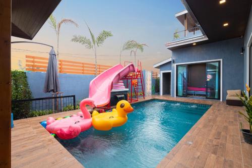 Swimming pool, หมุนเงินหมุนทองพูลวิลล่า Mhunngen Mhunthong Pool Villa in Khao Yai (Cha-am) Swimming pool, หมุนเงินหมุนทองพูลวิลล่า Mhunngen Mhunthong Pool Villa in Khao Yai (Cha-am)