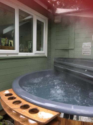 vířivka, Woodland Cabin With private Wood-Fired Hot-Tub in Tilford vířivka, Woodland Cabin With private Wood-Fired Hot-Tub in Tilford