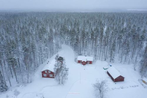 Old Pine Husky Lodge in Keminmaa Old Pine Husky Lodge in Keminmaa