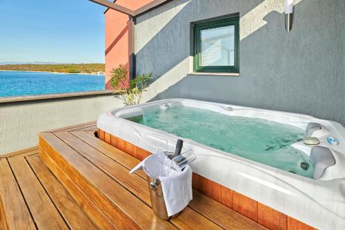 อ่างแช่น้ำร้อน, Veya Maradiso Hotel by Aminess in มาลินสกา อ่างแช่น้ำร้อน, Veya Maradiso Hotel by Aminess in มาลินสกา