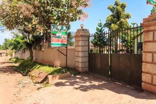 כניסה, Pine Leisure Park in Wakiso אזור מטרופוליני כניסה, Pine Leisure Park in Wakiso אזור מטרופוליני