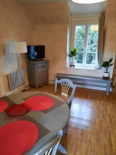 صالة مشتركة/ منطقة التلفزيون, gîtes de la petite suisse (gites de la petite suisse) in Thury-Harcourt صالة مشتركة/ منطقة التلفزيون, gîtes de la petite suisse (gites de la petite suisse) in Thury-Harcourt