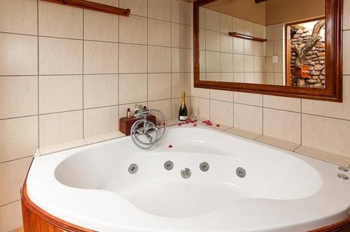 חדר אמבטיה, Rain Farm Game Lodge in Umhlali חדר אמבטיה, Rain Farm Game Lodge in Umhlali