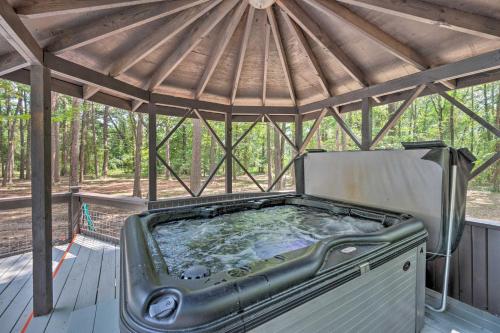 Lavish Broken Bow Home on 6 Acres with Hot Tub! in De Queen Lavish Broken Bow Home on 6 Acres with Hot Tub! in De Queen