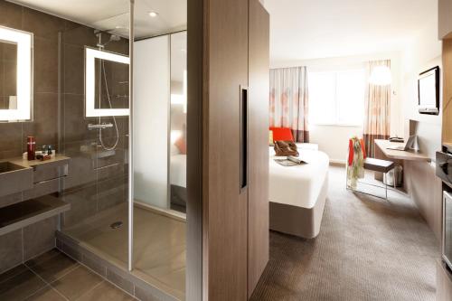 Bathroom, Novotel London Brentford Hotel in Twickenham Bathroom, Novotel London Brentford Hotel in Twickenham