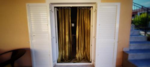 Зовнішній вигляд готелю, Apartmani Tomislav in Krk Island Зовнішній вигляд готелю, Apartmani Tomislav in Krk Island