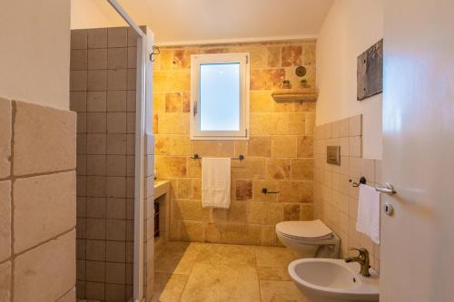 Bathroom, Trullo con piscina baby in Latiano Bathroom, Trullo con piscina baby in Latiano
