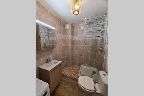 Bathroom, L'ideal Neuilly sur Marne in Neuilly-sur-Marne Bathroom, L'ideal Neuilly sur Marne in Neuilly-sur-Marne
