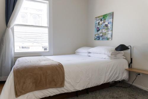 Updated Wicker Park 2BR with Courtyard by Zencity in Lincoln Park Updated Wicker Park 2BR with Courtyard by Zencity in Lincoln Park