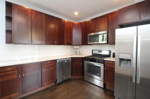 Updated West Town 2BR with Full Kitchen by Zencity in Wicker Park Updated West Town 2BR with Full Kitchen by Zencity in Wicker Park