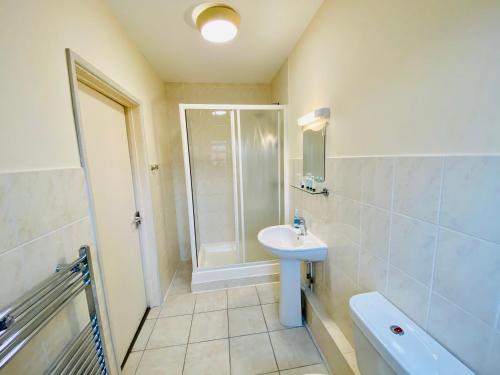 Koupelna, Almond Tree Hotel in Bicester Koupelna, Almond Tree Hotel in Bicester
