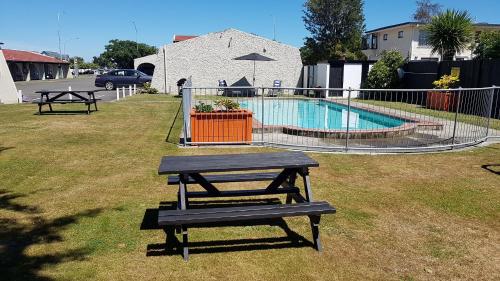 Swimming pool, Aztec Motel in Roslyn Swimming pool, Aztec Motel in Roslyn