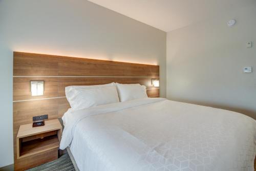 Holiday Inn Express Hotel & Suites Foley in Foley (AL) Holiday Inn Express Hotel & Suites Foley in Foley (AL)