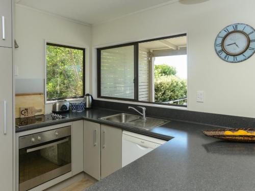 ห้องครัว, Bach 112 - Waimarama Holiday Home in ไวมารามา ห้องครัว, Bach 112 - Waimarama Holiday Home in ไวมารามา