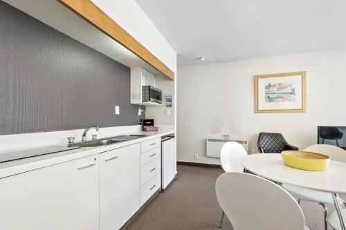Kitchen, Amity Serviced Apartments in Queenstown Kitchen, Amity Serviced Apartments in Queenstown