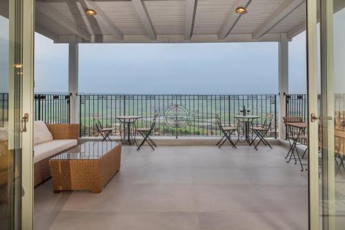 Varanda/terraço, טרה נובה - וילה מהממת עם בריכה פרטית מחוממת, ג'קוזי וסאונה ליד הכנרת in Kiryat Yam Varanda/terraço, טרה נובה - וילה מהממת עם בריכה פרטית מחוממת, ג'קוזי וסאונה ליד הכנרת in Kiryat Yam