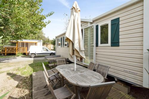 Balcony/terrace, Bungalow convivial pres de Sete avec piscine partagee in Laverune Balcony/terrace, Bungalow convivial pres de Sete avec piscine partagee in Laverune