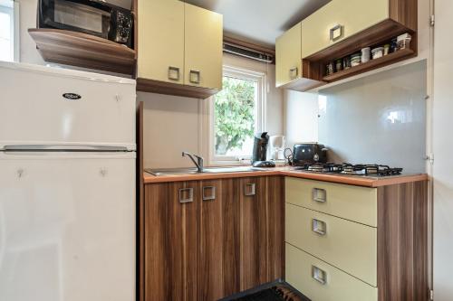 Kitchen, Bungalow convivial pres de Sete avec piscine partagee in Laverune Kitchen, Bungalow convivial pres de Sete avec piscine partagee in Laverune