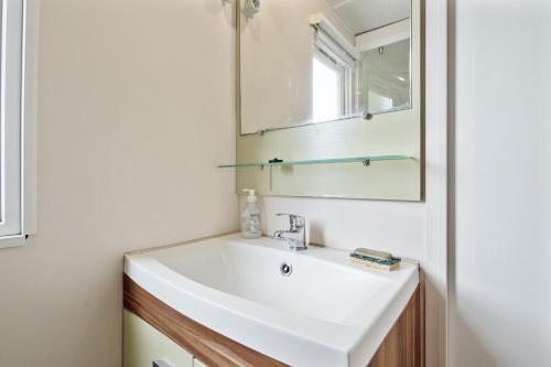 Bathroom, Bungalow convivial pres de Sete avec piscine partagee in Laverune Bathroom, Bungalow convivial pres de Sete avec piscine partagee in Laverune