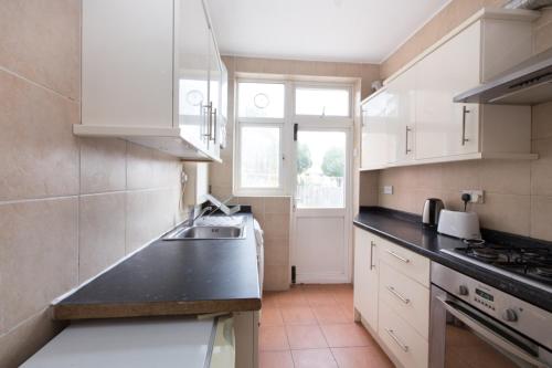 Kitchen, Tooting Bec Rooms by DC London Rooms in Wandsworth Kitchen, Tooting Bec Rooms by DC London Rooms in Wandsworth