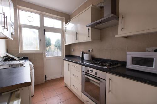 Kitchen, Tooting Bec Rooms by DC London Rooms in Wandsworth Kitchen, Tooting Bec Rooms by DC London Rooms in Wandsworth