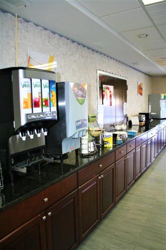 F&B, 퀄리티 인 & 스위트 키니스빌 - 마틴스버그 (Quality Inn & Suites Kearneysville - Martinsburg) in 베이커 하이츠 F&B, 퀄리티 인 & 스위트 키니스빌 - 마틴스버그 (Quality Inn & Suites Kearneysville - Martinsburg) in 베이커 하이츠