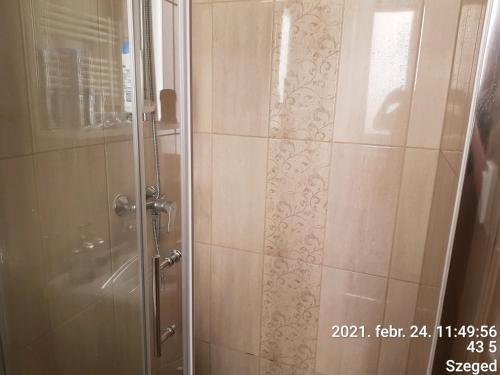 Shower, Rozsa Apartmanhaz in Szeged Shower, Rozsa Apartmanhaz in Szeged