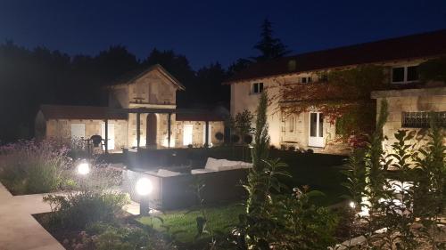 Garden, villa entiere du chateau Lacroix de Civrac 3 ch, 3 sdb, piscine xxl,sauna, 4 etoiles,7 pers in Saint-Savin Garden, villa entiere du chateau Lacroix de Civrac 3 ch, 3 sdb, piscine xxl,sauna, 4 etoiles,7 pers in Saint-Savin