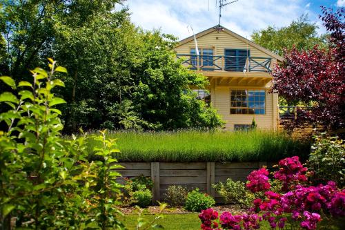 This photo about Lake Cottage shared on HyHotel.com