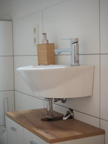 Bathroom, Gemutliche Wohnung im Zentrum, Kaffeevollautomat, Smart TV in Idar-Oberstein Bathroom, Gemutliche Wohnung im Zentrum, Kaffeevollautomat, Smart TV in Idar-Oberstein