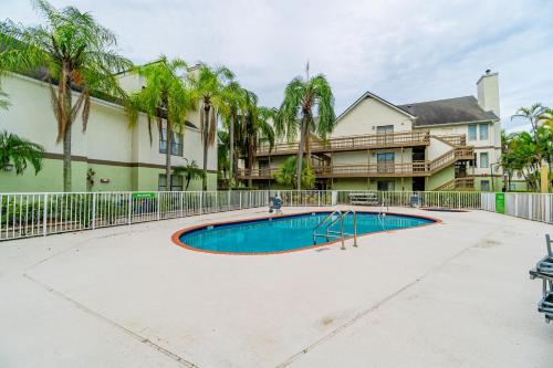 Swimming pool, Doral Suites in Doral Swimming pool, Doral Suites in Doral