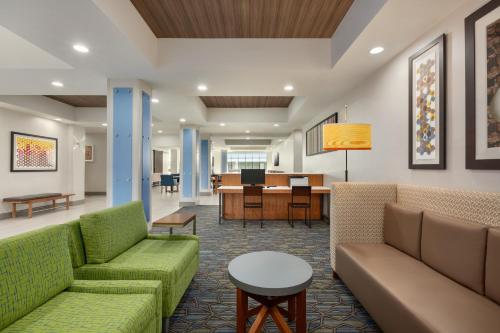 Lobby, Holiday Inn Express Hotel & Suites Merced in Merced (CA) Lobby, Holiday Inn Express Hotel & Suites Merced in Merced (CA)