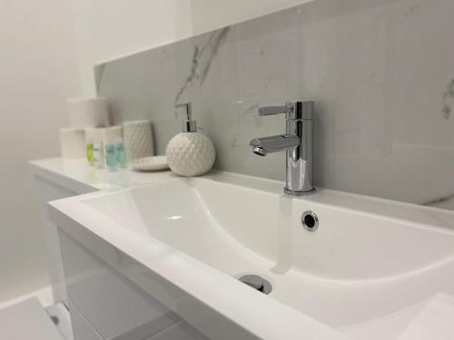 Bathroom, Amazing CENTRAL High Street Self contained Apartments by SYL in Watford Bathroom, Amazing CENTRAL High Street Self contained Apartments by SYL in Watford