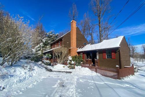 Modern Mountain Retreat with Deck and Hot Tub! in Warrenton (VA) Modern Mountain Retreat with Deck and Hot Tub! in Warrenton (VA)